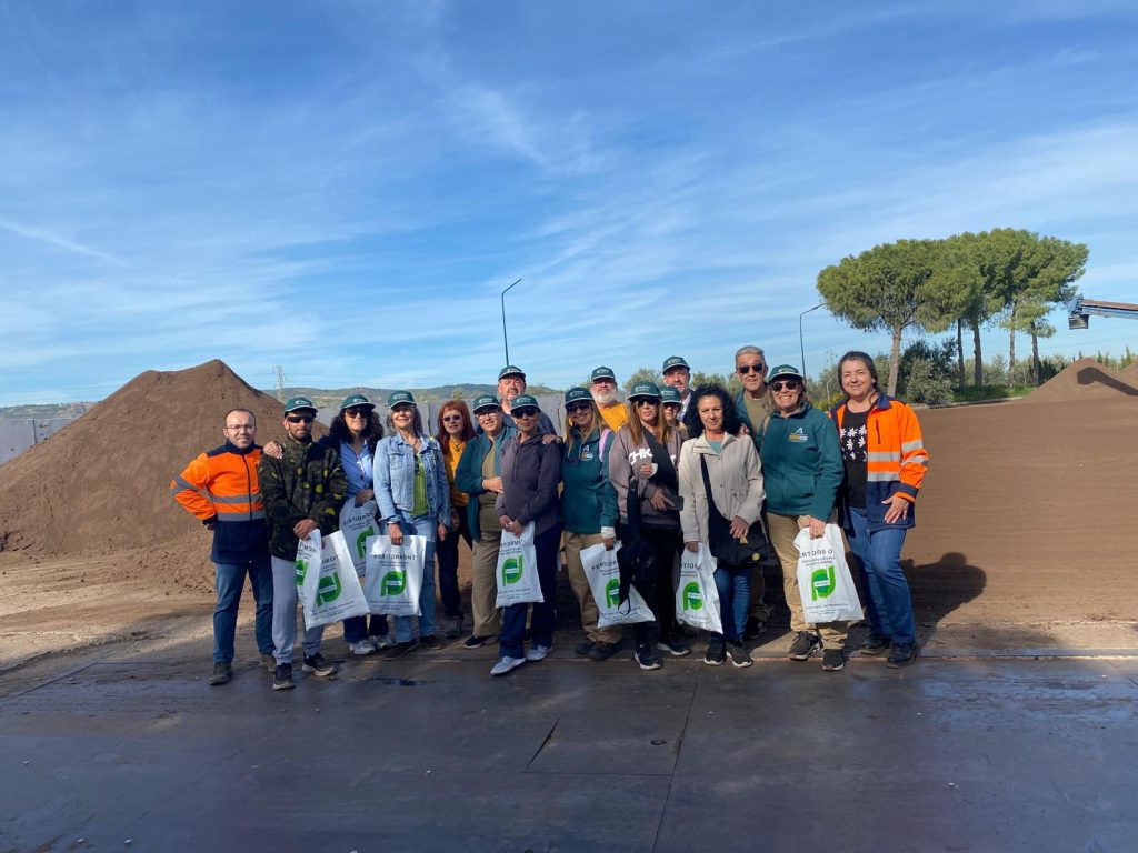 El viernes 17 de abril, tuvimos la visita en nuestras instalaciones de Antequera (Málaga) al grado de Horticultura y Floricultura del programa de empleo y formación (PEF 2025-26) del Ayuntamiento de Campillos.

En dicha visita, les mostramos el proceso de Economía Circular que seguimos en FERTIORMONT, desde la recepción y acopio de los residuos orgánicos 100% de origen vegetal, pasando por las pilas de compostaje hasta el proceso de peletización de nuestro compost.

Por nuestra parte, fue un placer atenderles y explicarles nuestro día a día en el proceso que va desde la recepción del residuo hasta el suministro de nuestro FERTIORMONT SÓLIDO en los diferentes formatos (Granel, Big Bags de 500 kg. y 1 Tm; y en sacos de 25 kg.) a nuestros clientes repartidos por toda la península ibérica.
